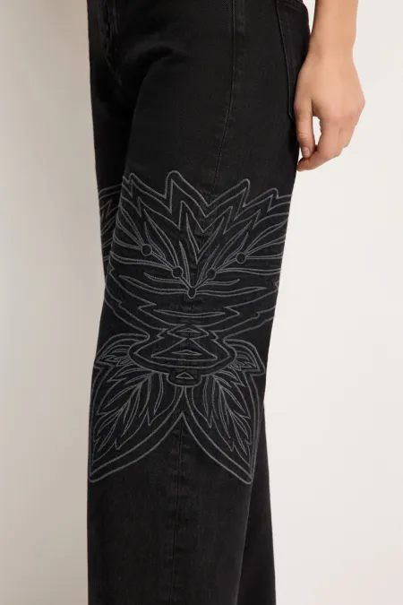 Джинсы с орнаментальным паттерном