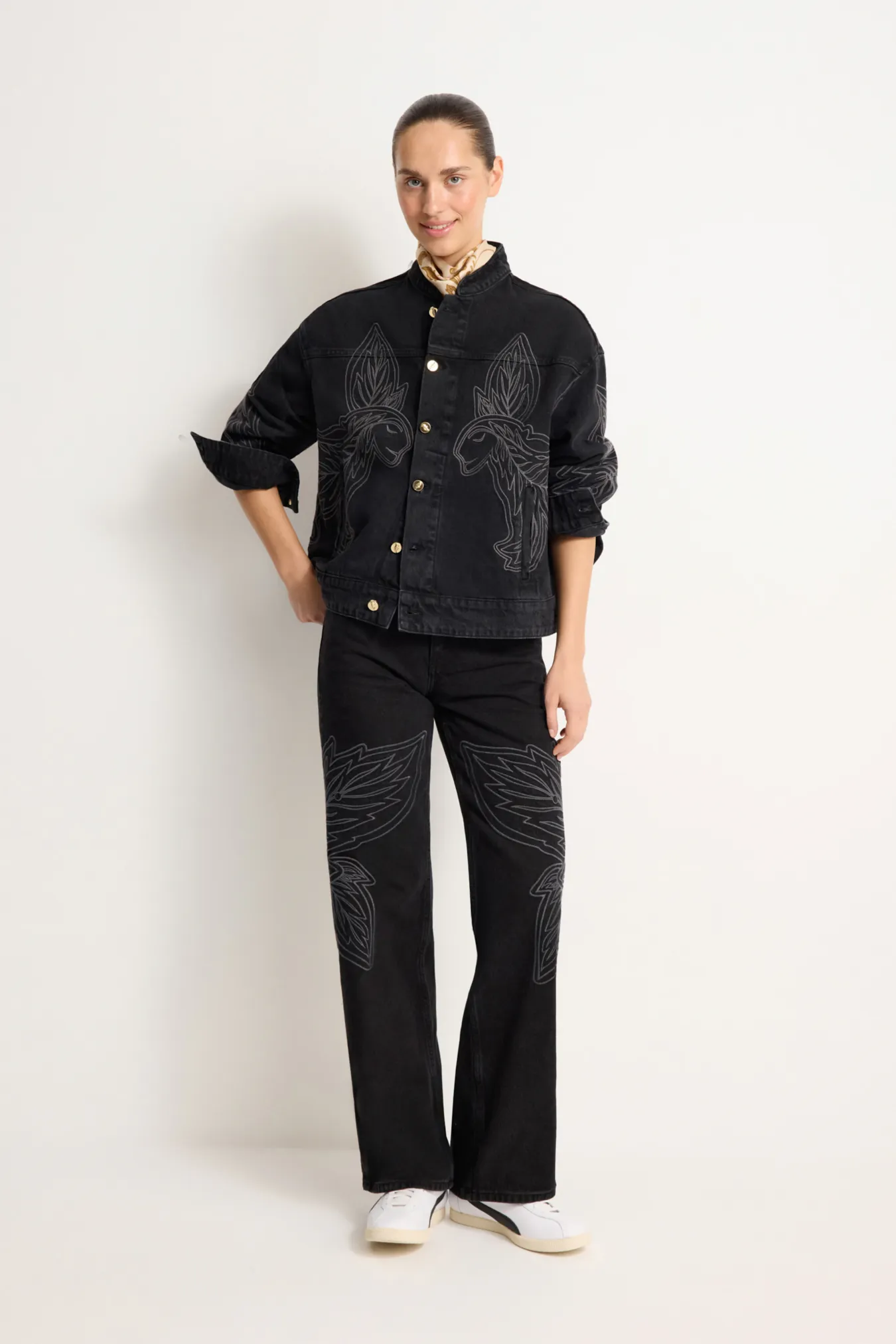 Джинсы с орнаментальным паттерном