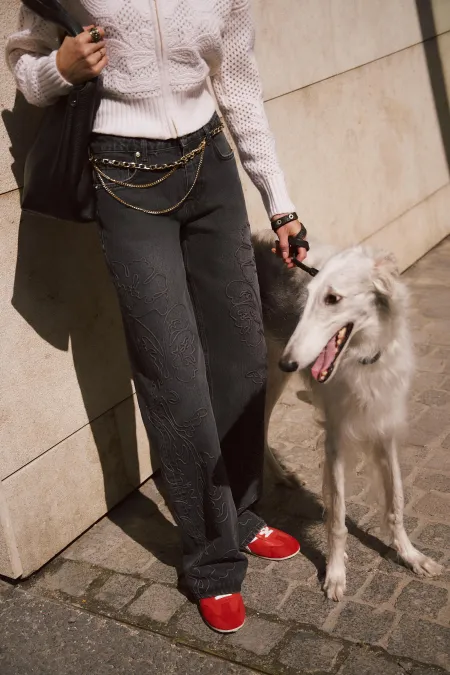 Джинсы с вышивкой