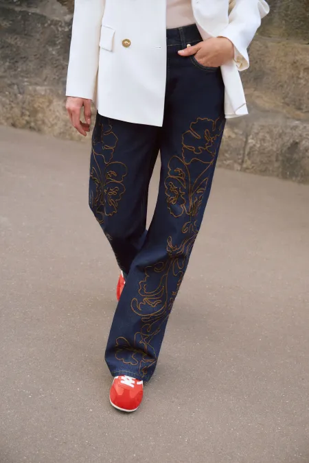 Джинсы с вышивкой