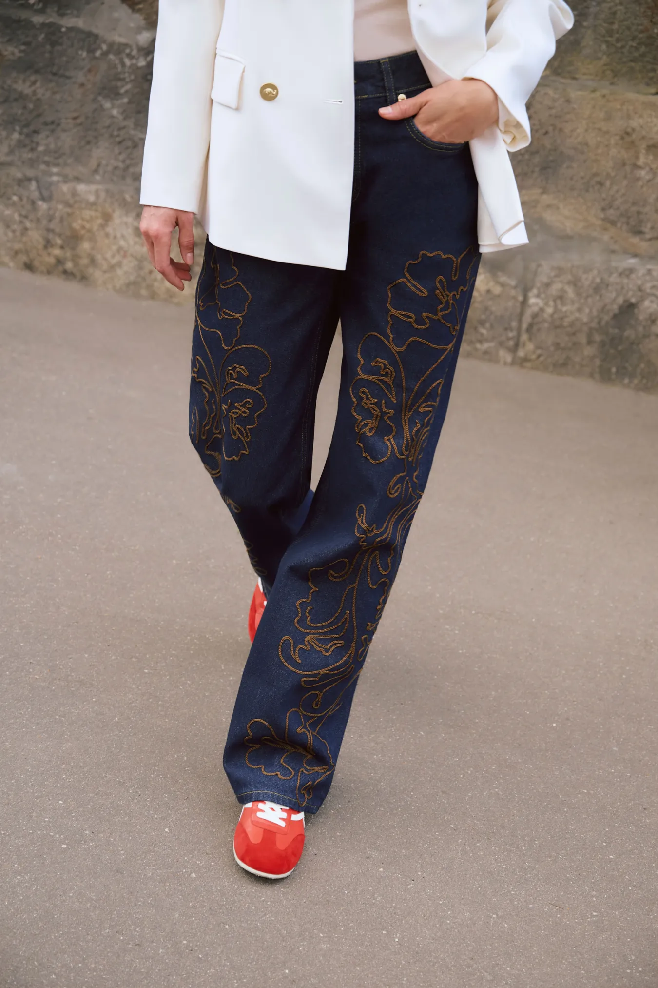 Джинсы с вышивкой