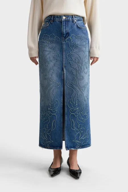 Джинсовая юбка с вышивкой