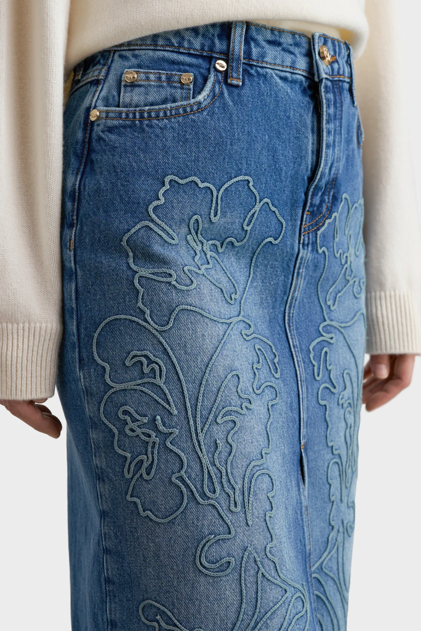 Джинсовая юбка с вышивкой