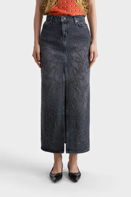 Джинсовая юбка с вышивкой
