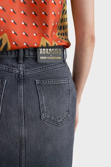 Джинсовая юбка с вышивкой