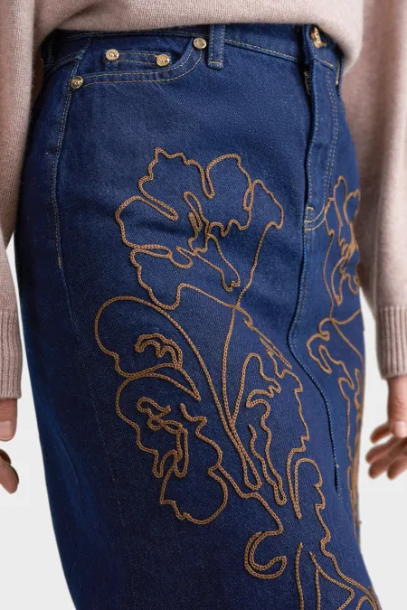Джинсовая юбка с вышивкой