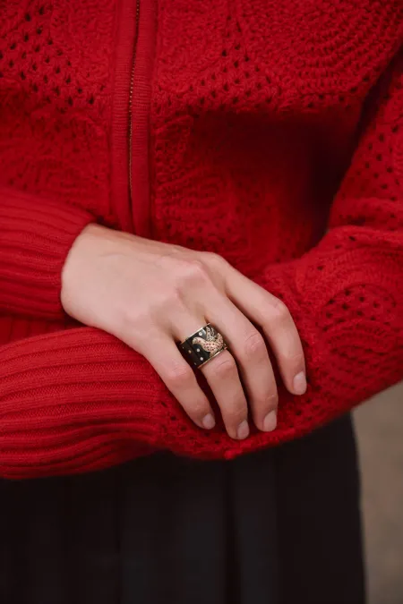 Широкое кольцо из золота 585 пробы с эмалью, бриллиантами и рубинами