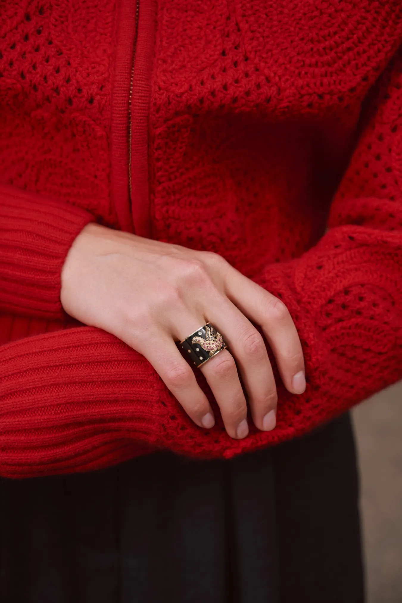 Широкое кольцо из золота 585 пробы с эмалью, бриллиантами и рубинами