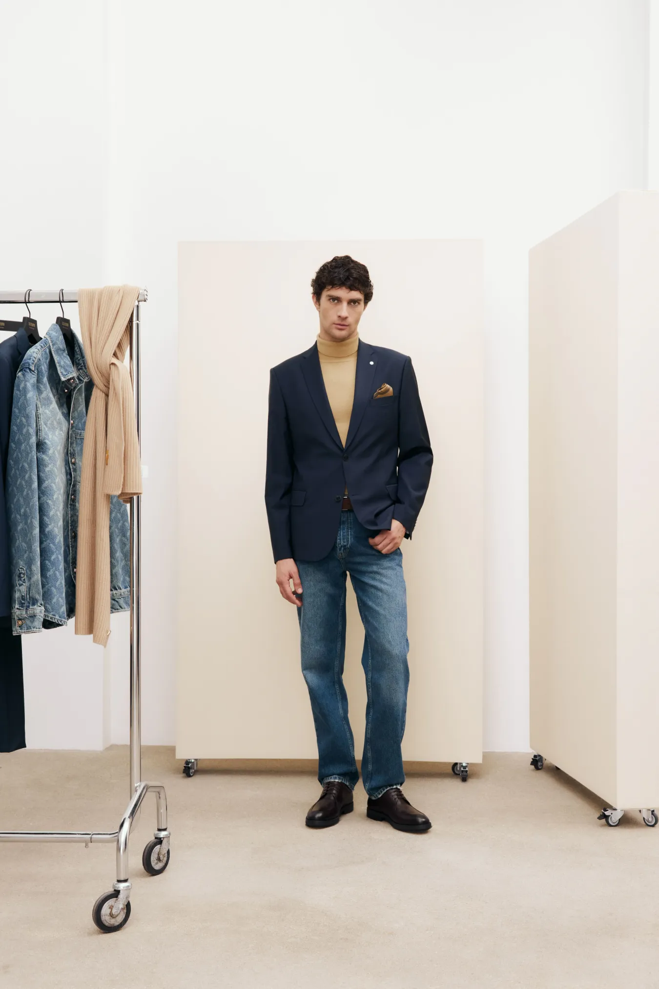 Джинсы с эффектом потертости