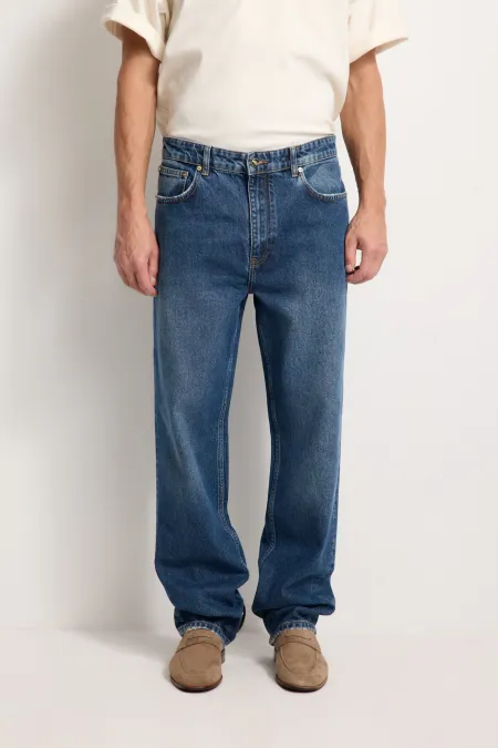 Джинсы с эффектом потертости