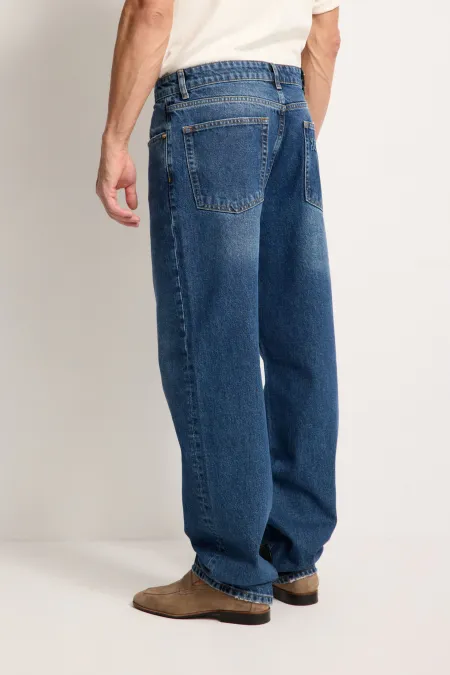 Джинсы с эффектом потертости