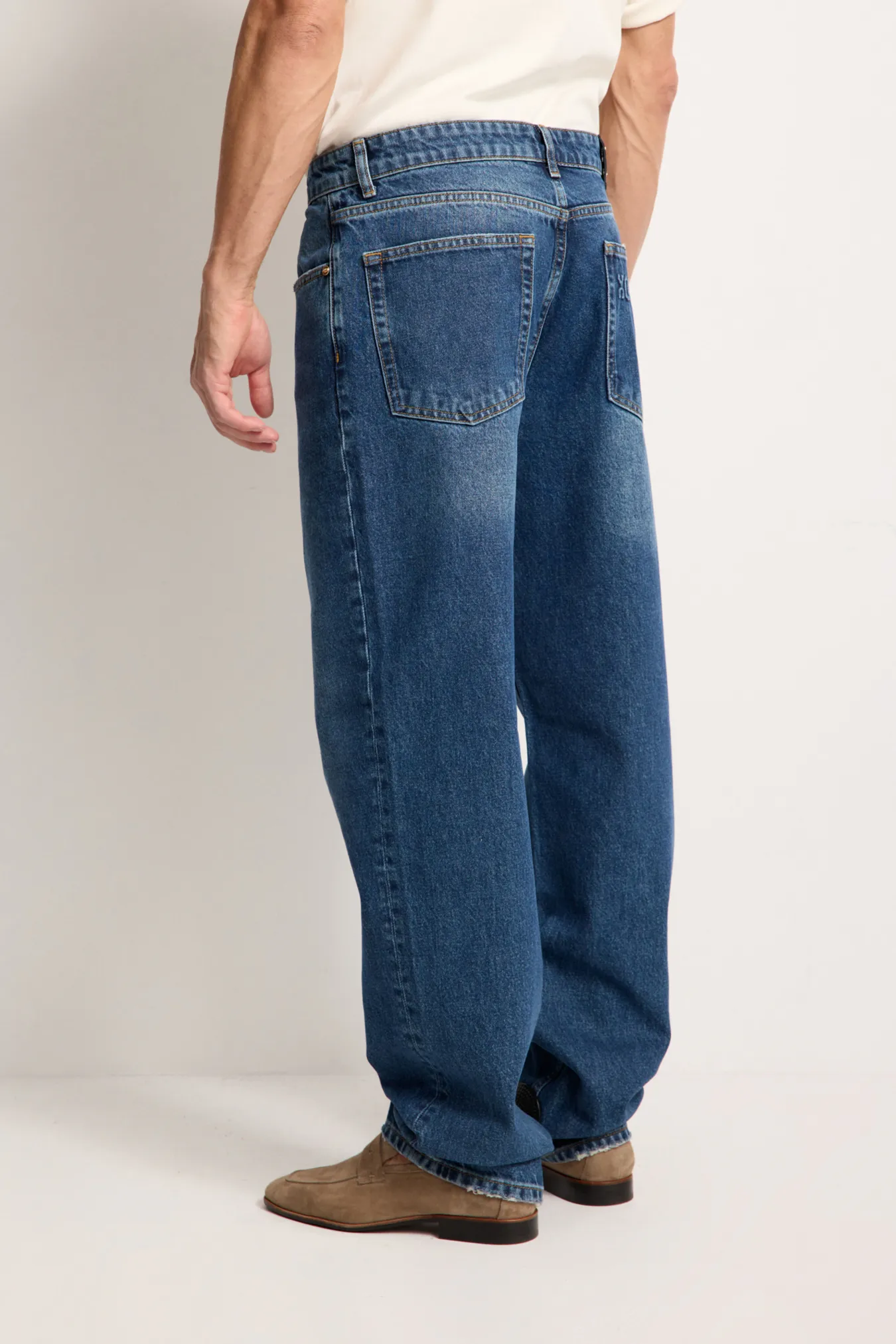 Джинсы с эффектом потертости