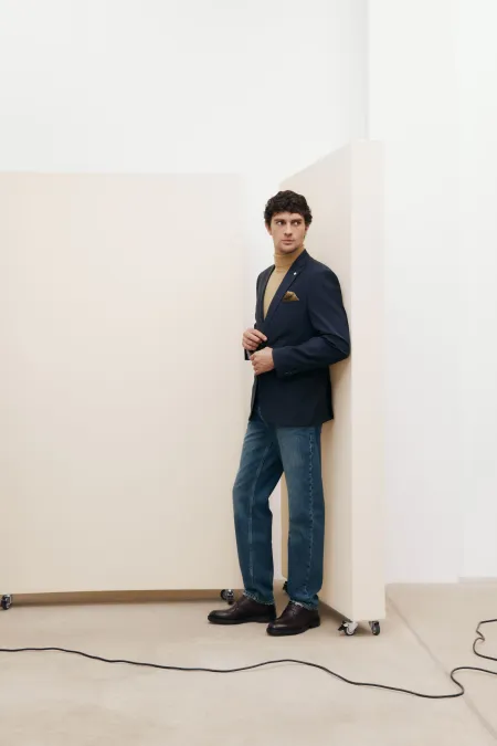 Джинсы с эффектом потертости