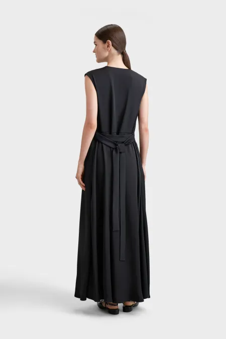 Легкое платье приталенного кроя