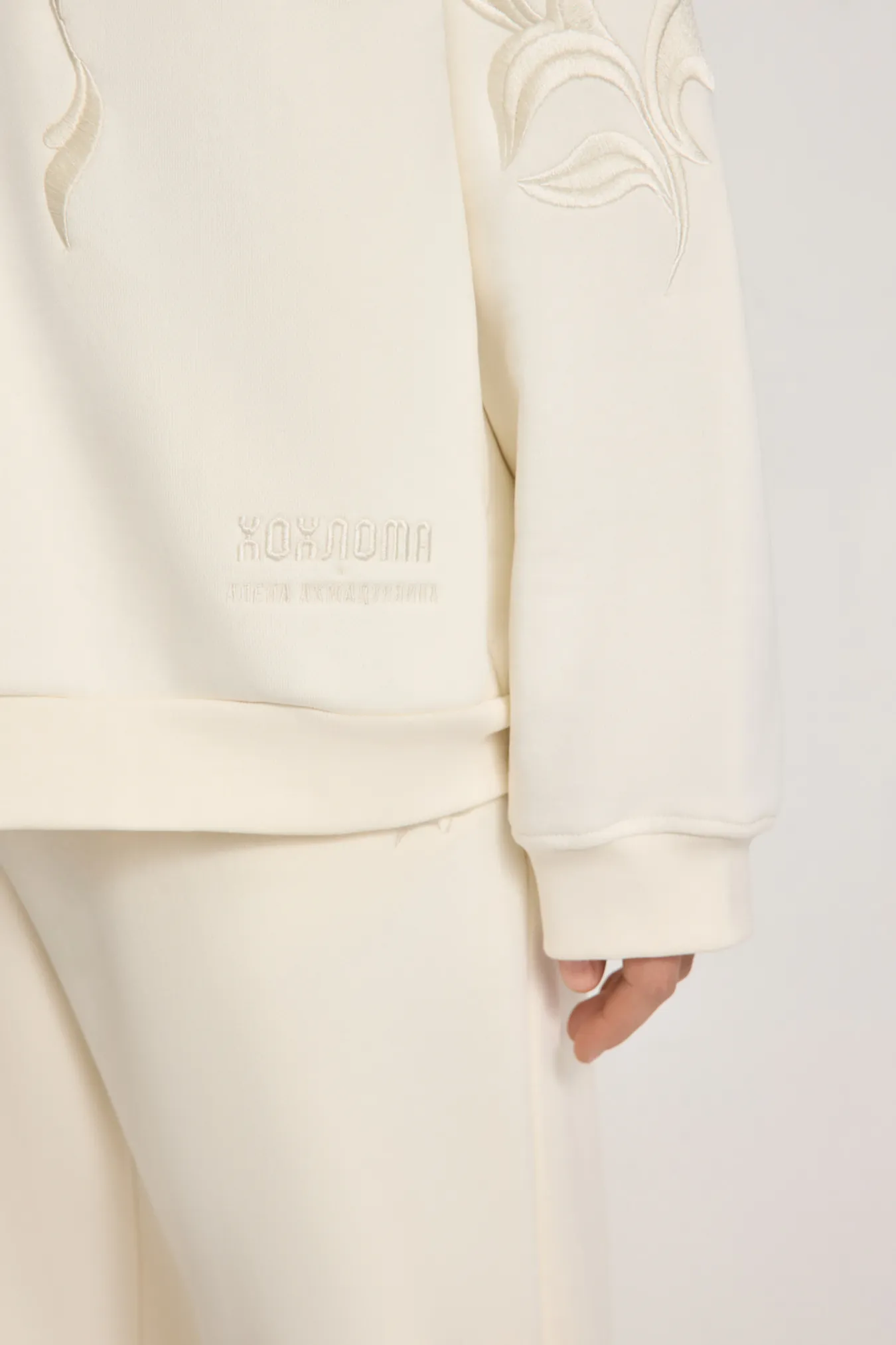 Женское худи на молнии с вышивкой