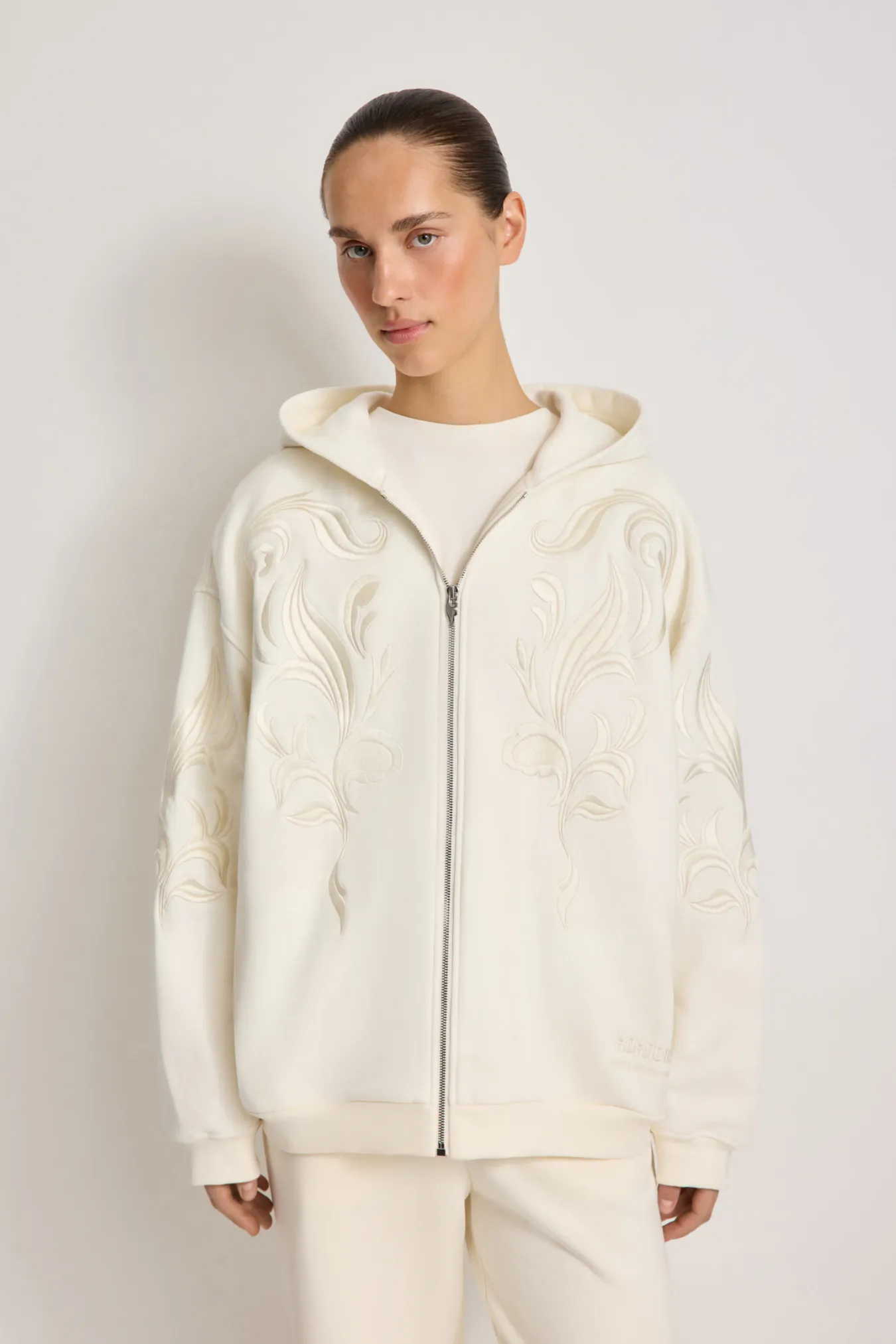 Женское худи на молнии с вышивкой