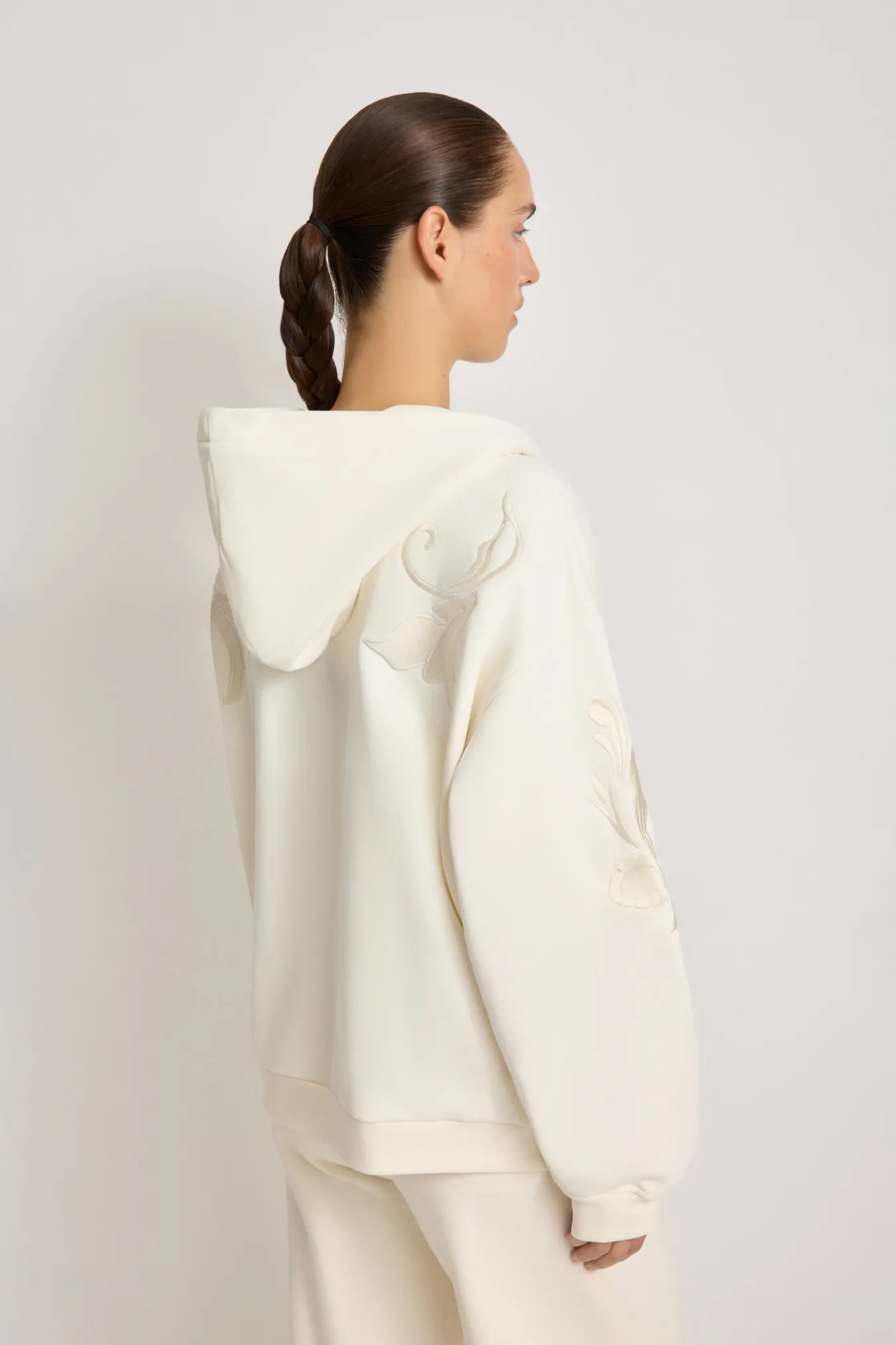 Женское худи на молнии с вышивкой