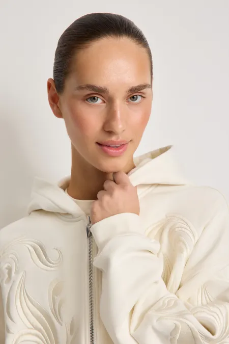 Женское худи на молнии с вышивкой