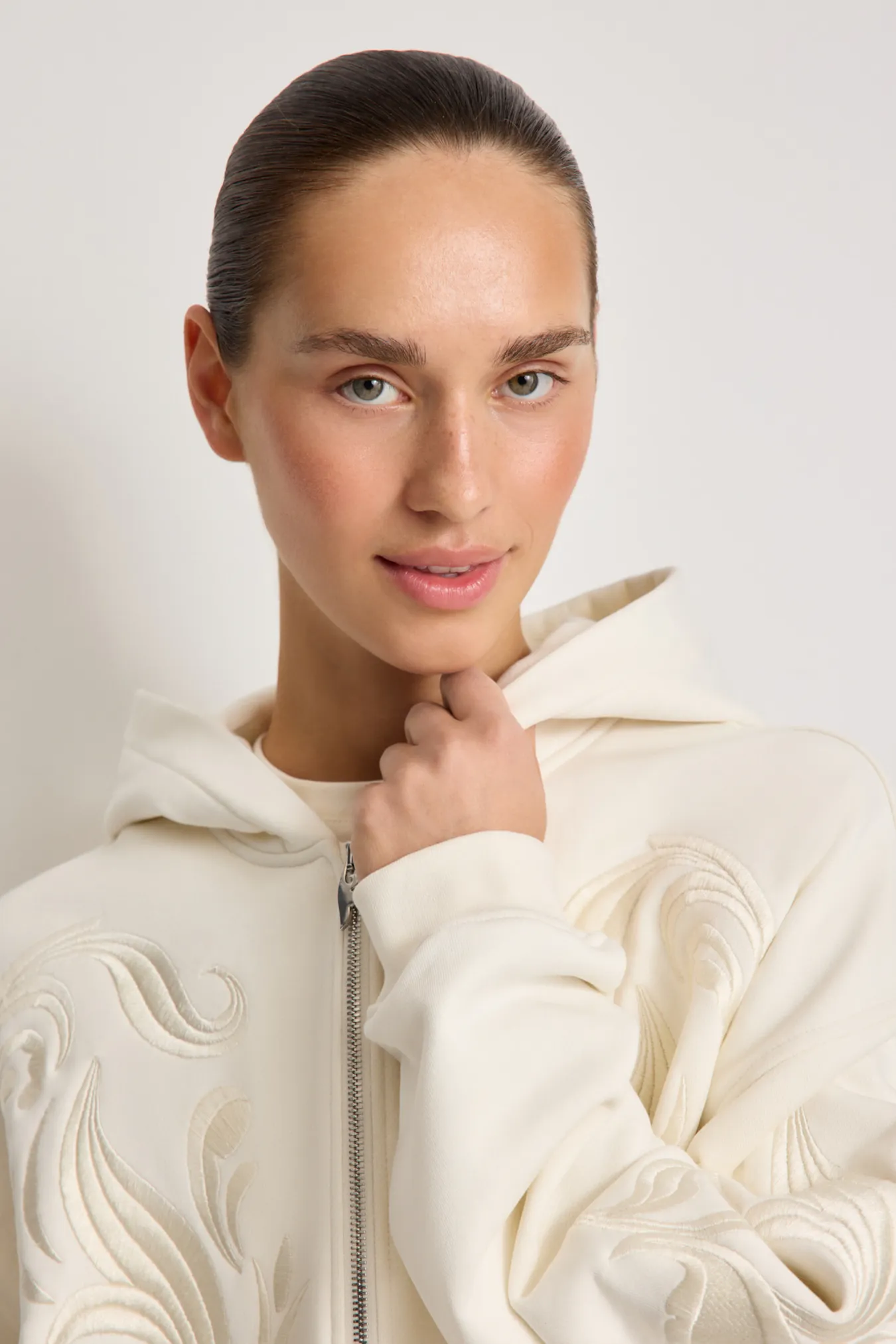 Женское худи на молнии с вышивкой