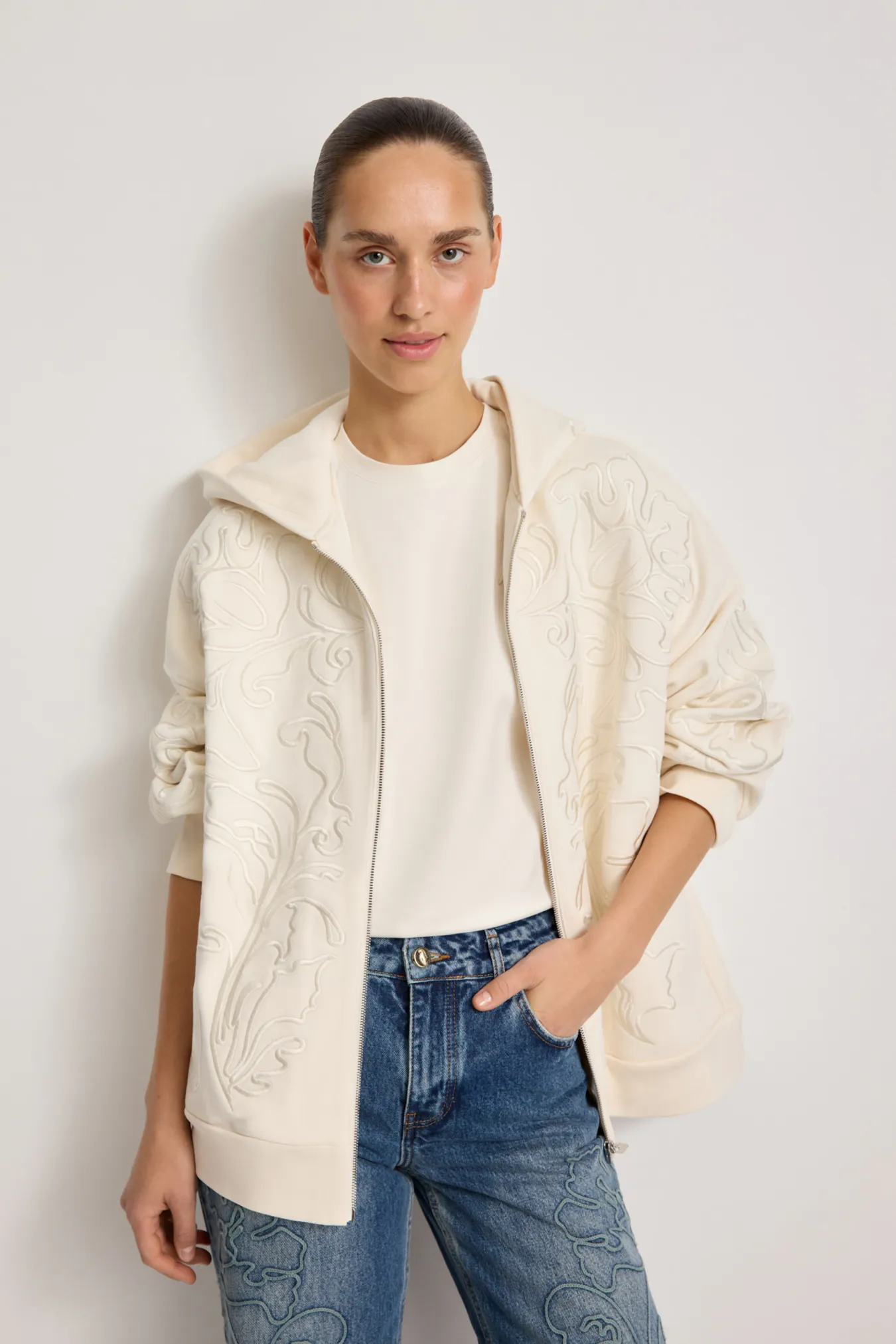 Мужское на молнии с вышивкой