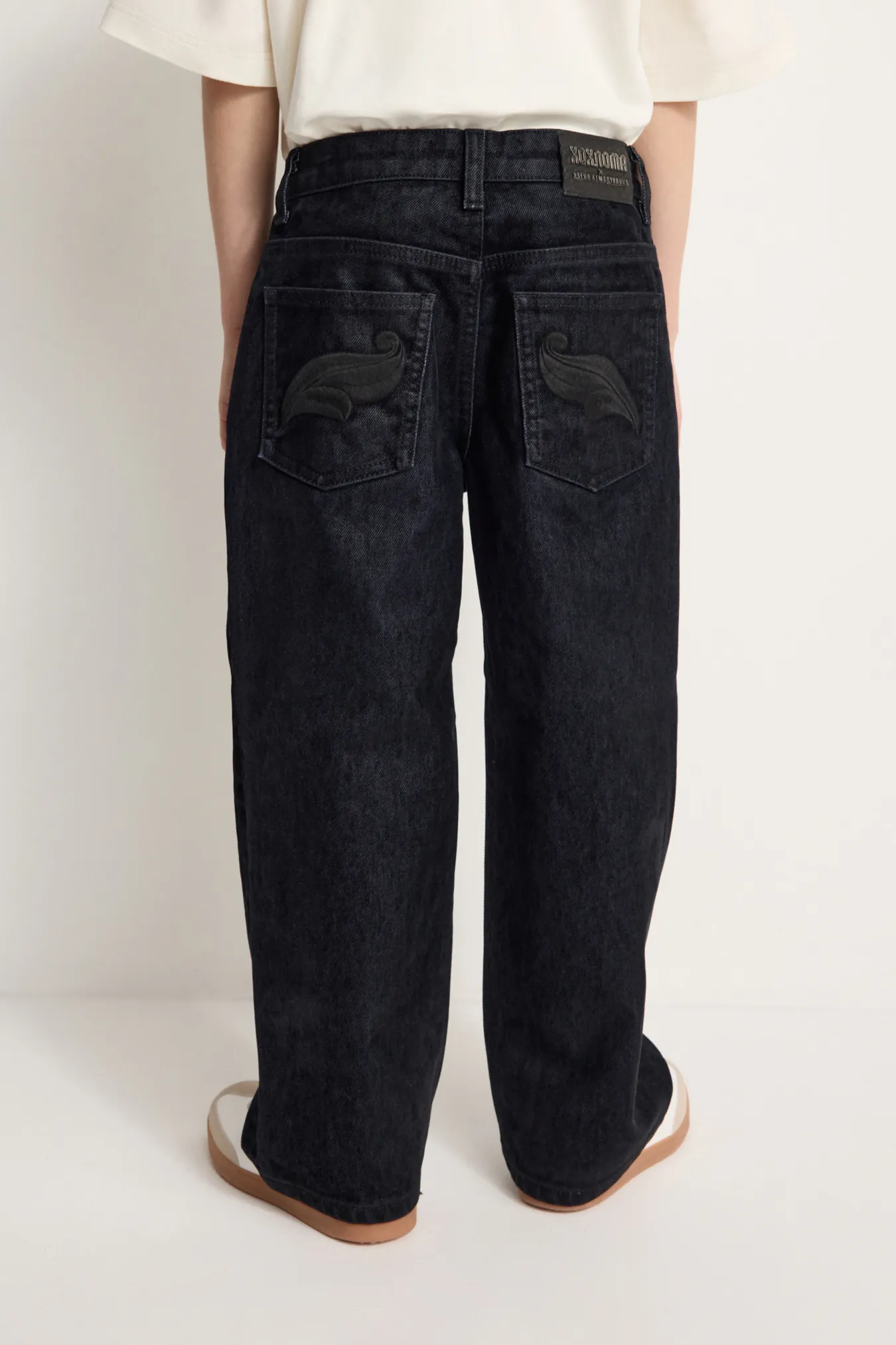 Детские джинсы с вышивкой