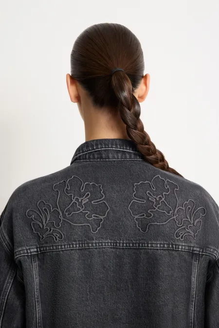 Джинсовая куртка с вышивкой
