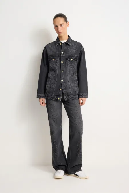 Джинсовая куртка с вышивкой