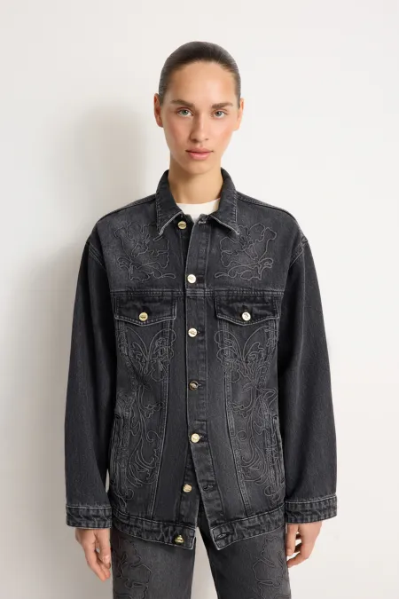 Джинсовая куртка с вышивкой