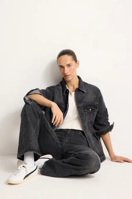 Джинсовая куртка с вышивкой