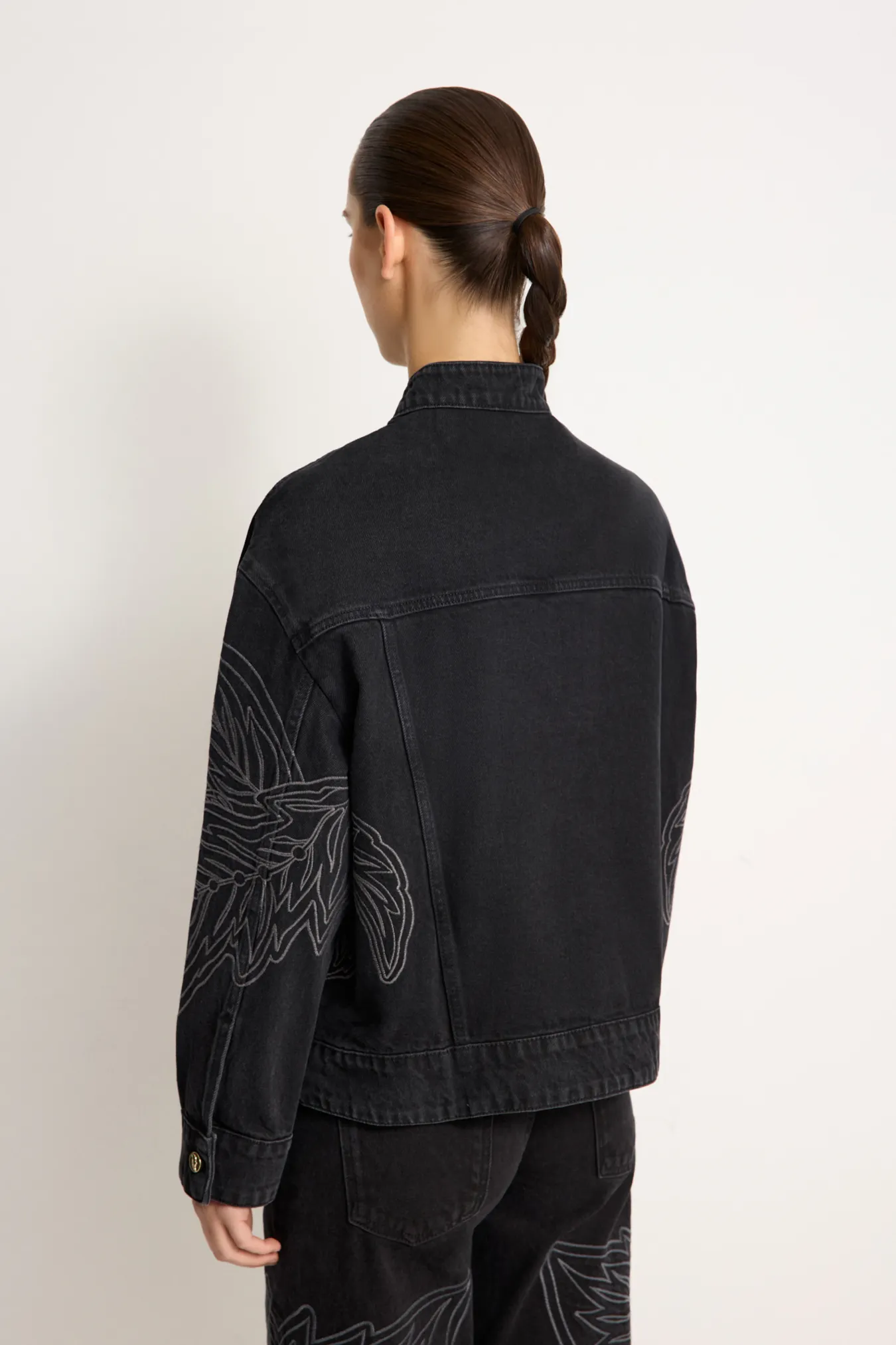 Джинсовая куртка с вышивкой