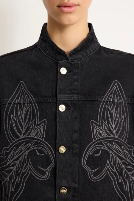 Джинсовая куртка с вышивкой