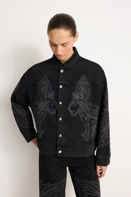 Джинсовая куртка с вышивкой