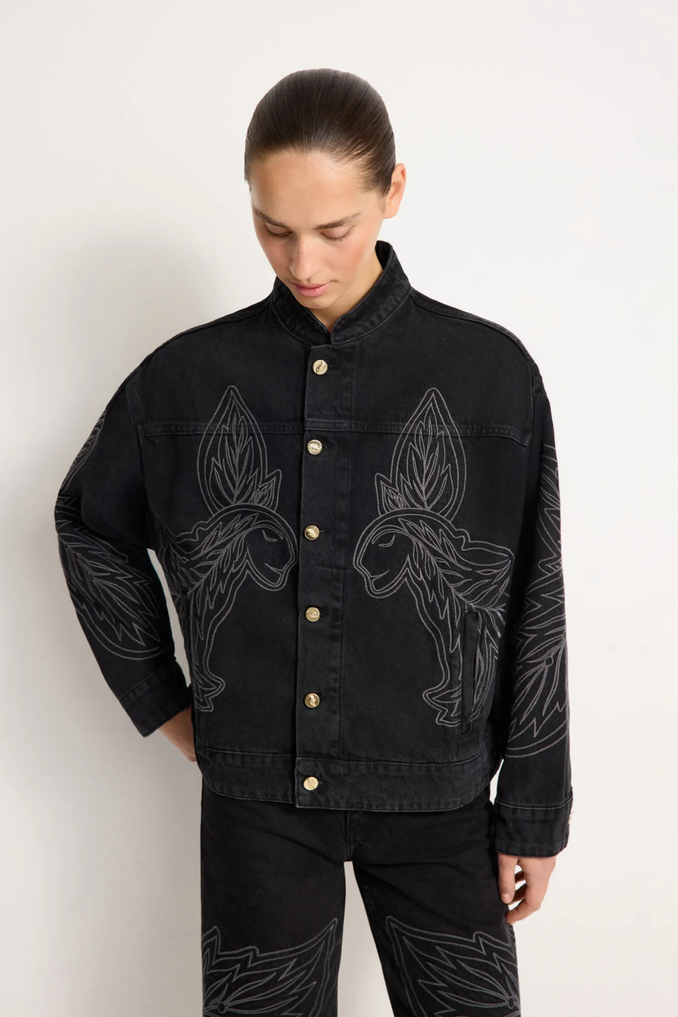 Джинсовая куртка с вышивкой