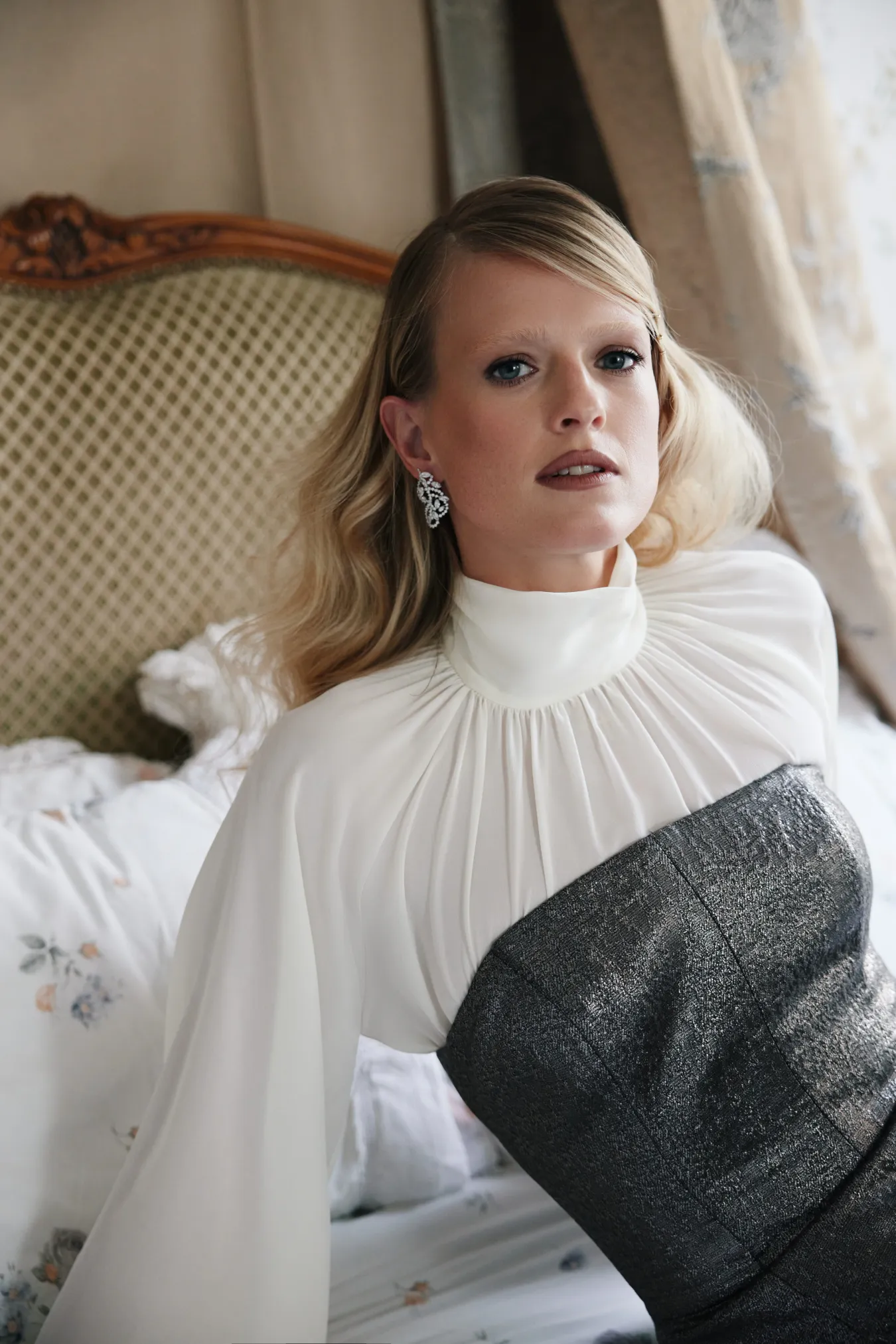 Платье с открытыми плечами