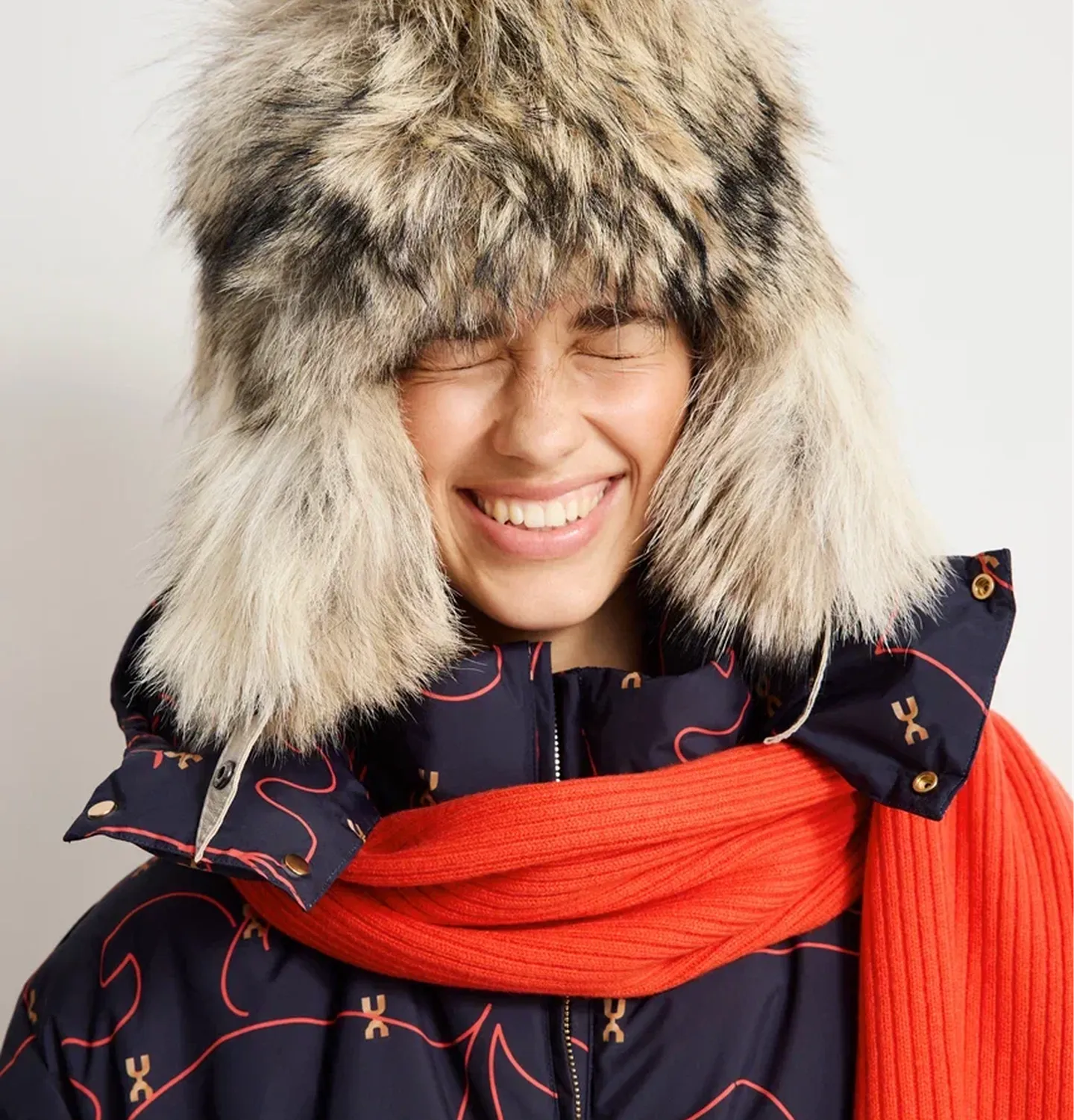 В СЕЗОНЕ 2025/2026 БРЕНД «‎ХОХЛОМА» ЭКИПИРУЕТ РОССИЙСКИХ ФИГУРИСТОВ. В СПЕЦИАЛЬНУЮ КОЛЛЕКЦИЮ ВОШЛИ СПОРТИВНЫЕ КОСТЮМЫ, КУРТКИ, ХУДИ, ФУТБОЛКИ, ШАПКИ И ШАРФЫ С ДЕКОРАТИВНЫМИ ЭЛЕМЕНТАМИ ПО МОТИВАМ ХОХЛОМСКОЙ РОСПИСИ. НА ОДЕЖДЕ ЭТО ОРИГИНАЛЬНЫЕ ПРИНТЫ И УЗОРЫ ХОХЛОМЫ В ТЕХНИКЕ ОБЪЕМНОГО ТИСНЕНИЯ, НА АКСЕССУАРАХ — УКРАШЕНИЕ ЗОЛОТОЙ КУДРИНОЙ.