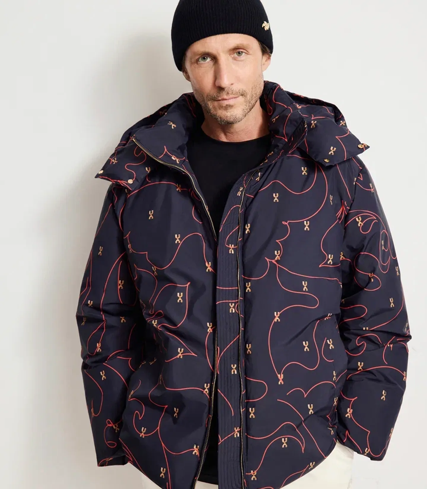 В КАЖДОЙ ДЕТАЛИ ПОДЧЕРКИВАЕТСЯ НАЦИОНАЛЬНЫЙ ХАРАКТЕР И ПРИНАДЛЕЖНОСТЬ РУССКОМУ КУЛЬТУРНОМУ КОДУ, В КОТОРОМ И ХОХЛОМА, И ФИГУРНОЕ КАТАНИЕ ЗАНИМАЮТ ОСОБОЕ МЕСТО.