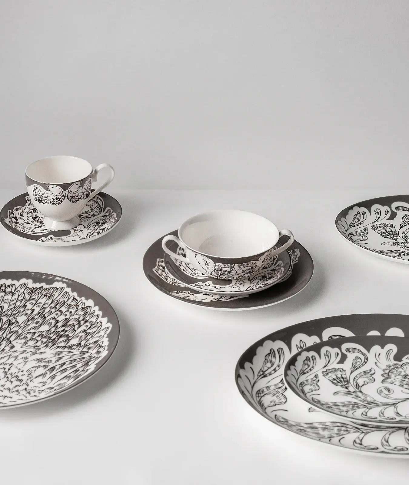 Супница порционная с подстановочным блюдцем, коллекция «Перья на черном»