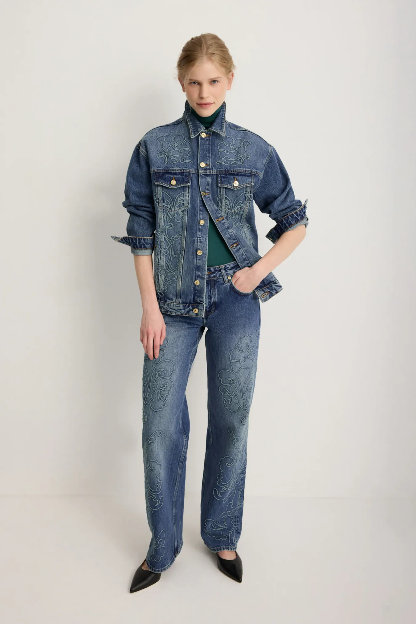 Джинсы с вышивкой