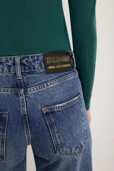 Джинсы с вышивкой