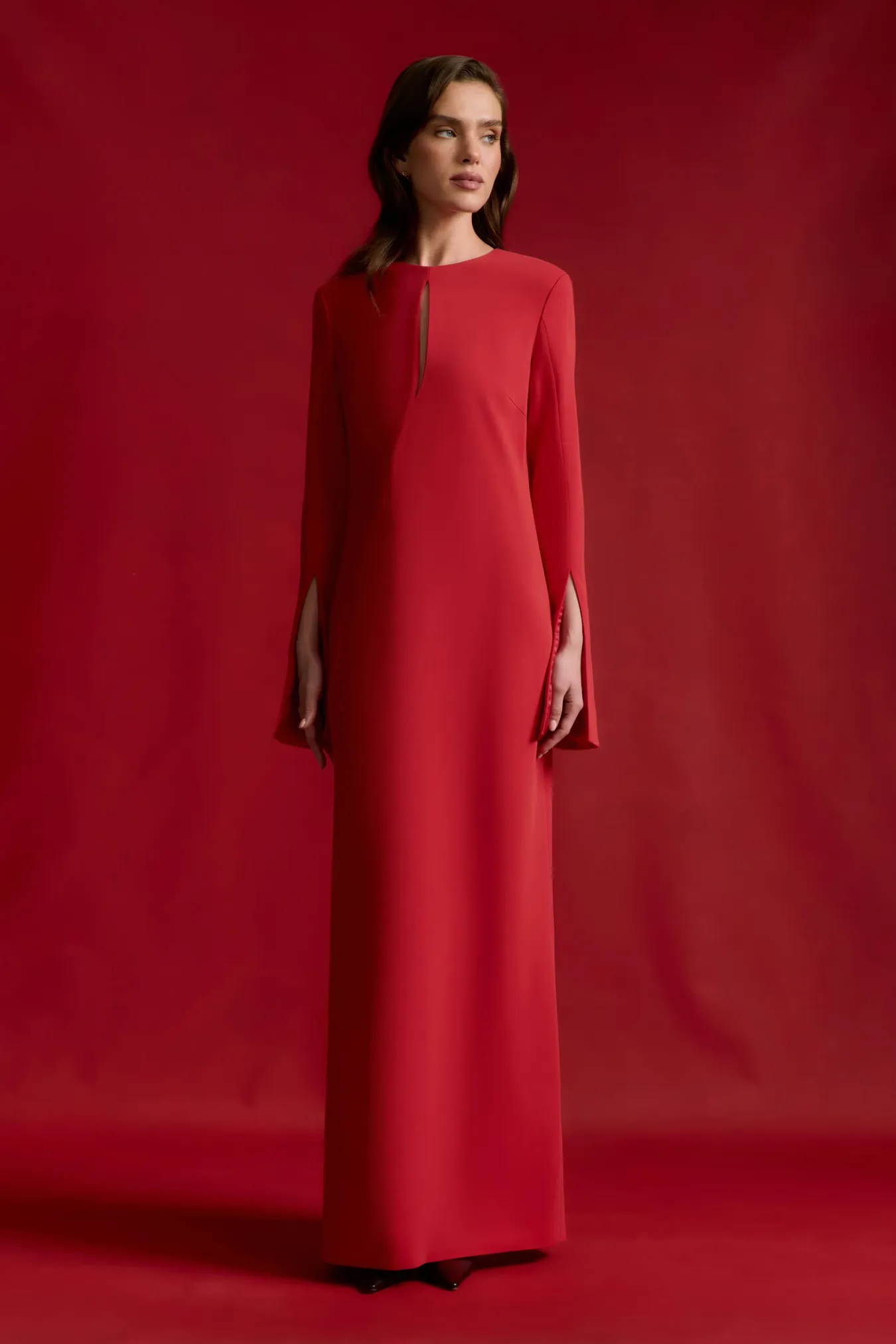 Платье-макси с вырезом