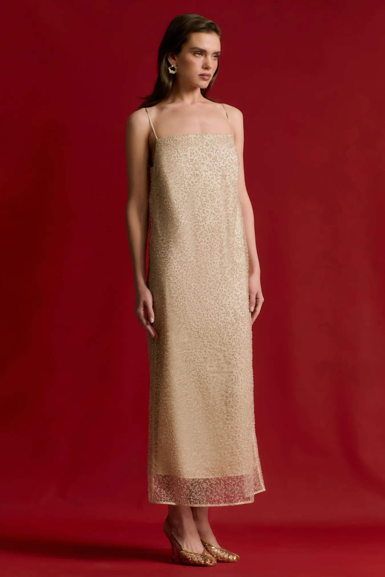 Платье с вышивкой на тонких бретелях