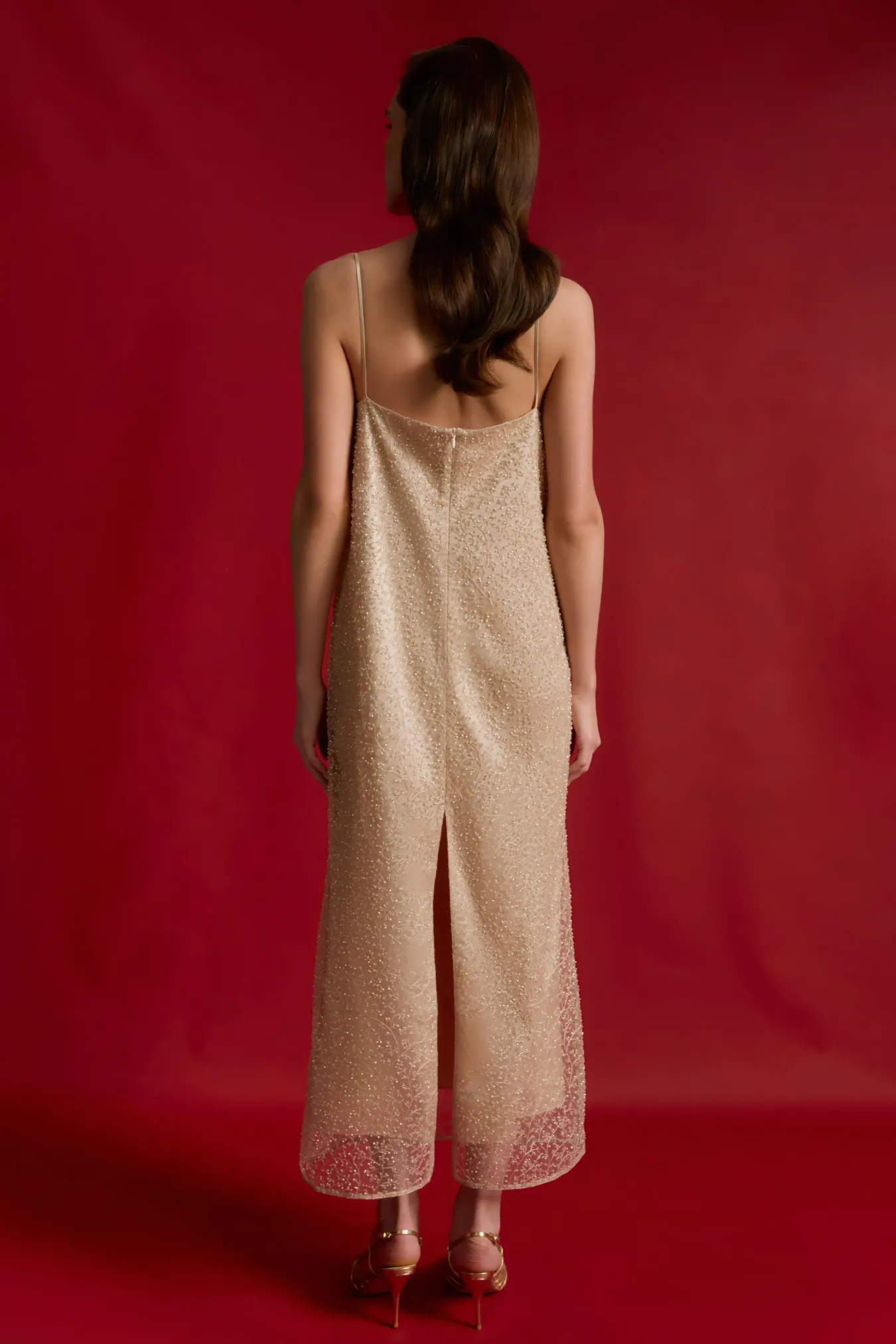 Платье с вышивкой на тонких бретелях