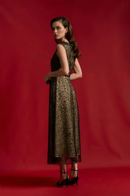 Платье миди с вышивкой