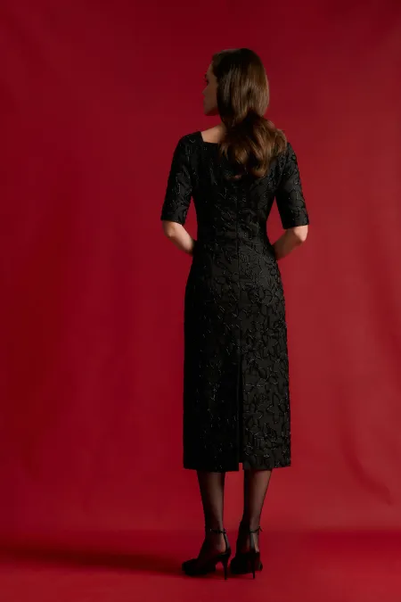 Платье с вышивкой