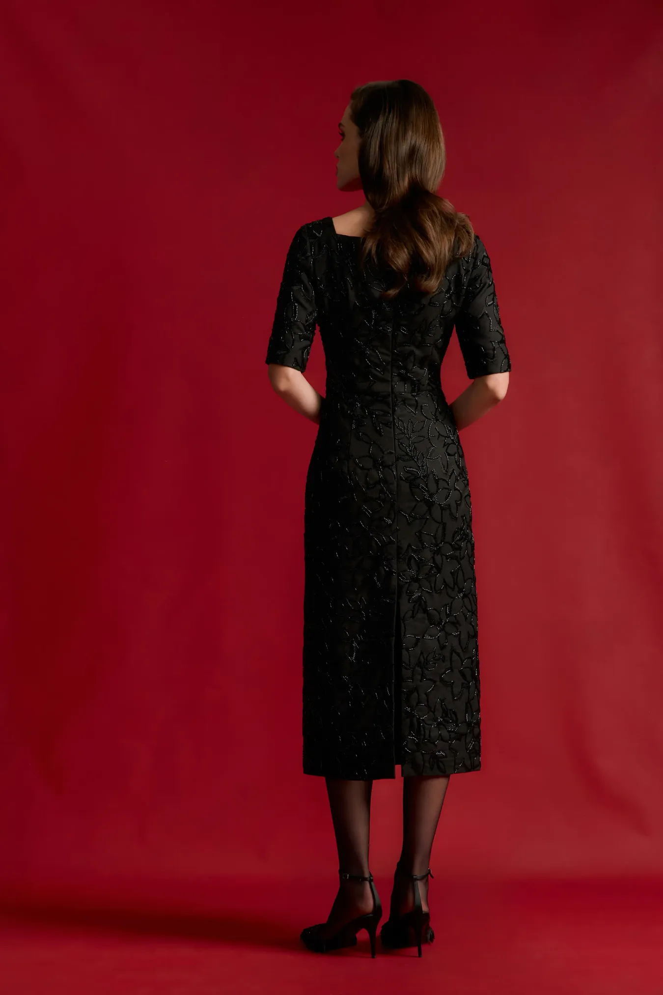 Платье с вышивкой