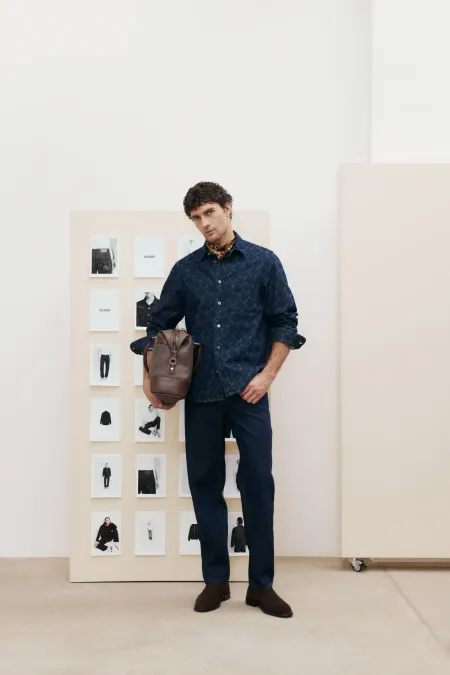 Джинсы с эффектом потертости