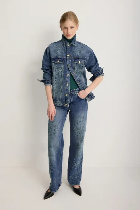 Джинсы с вышивкой