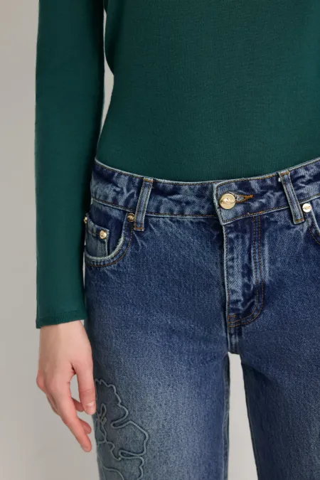 Джинсы с вышивкой