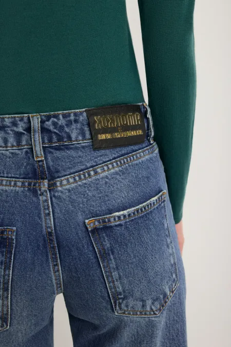 Джинсы с вышивкой