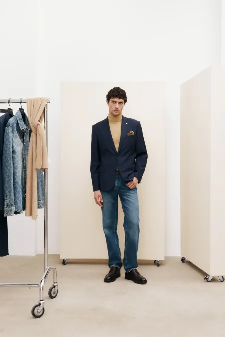 Джинсы с эффектом потертости